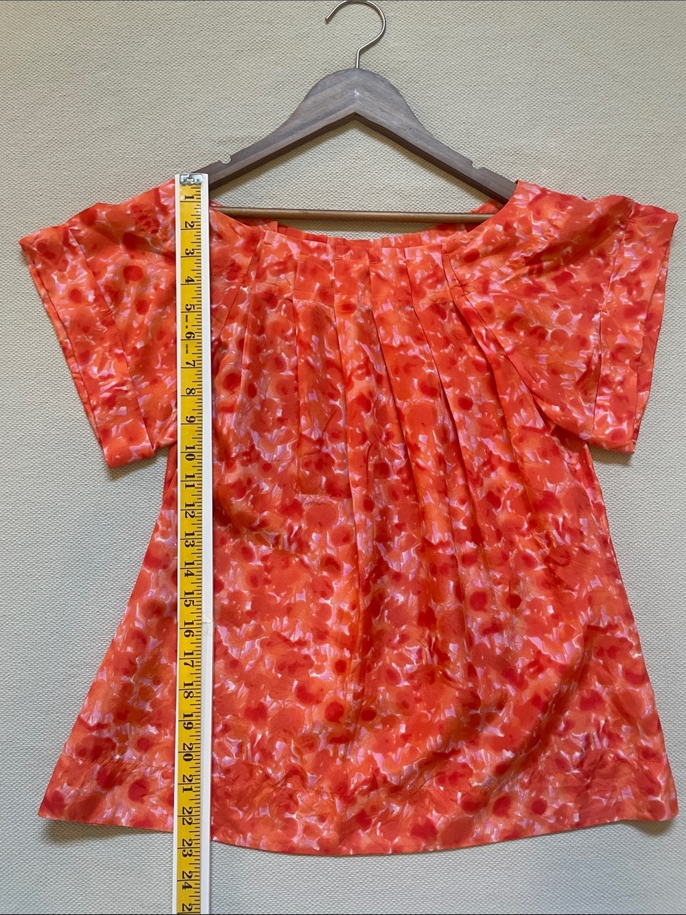Banana Republic 100% Silk Short Sleeve Floral Blouse Top with Pleated Neckline - Picture 5 of 8